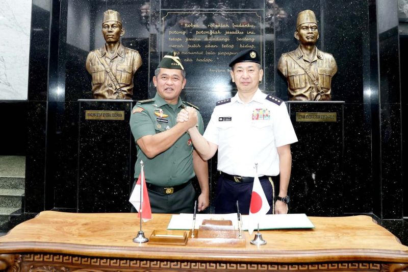 Kepala Staf TNI Angkatan Darat (KSAD) Jenderal TNI Maruli Simanjuntak dan Chief of Staff Japan Ground Self Defence Force (KSAD Jepang), Jenderal Yasunori Morishita, dalam pertemuan di Markas Besar Angkatan Darat (Mabesad), Jakarta, Rabu (4/9/2024). ANTARA/HO-Humas TNI AD