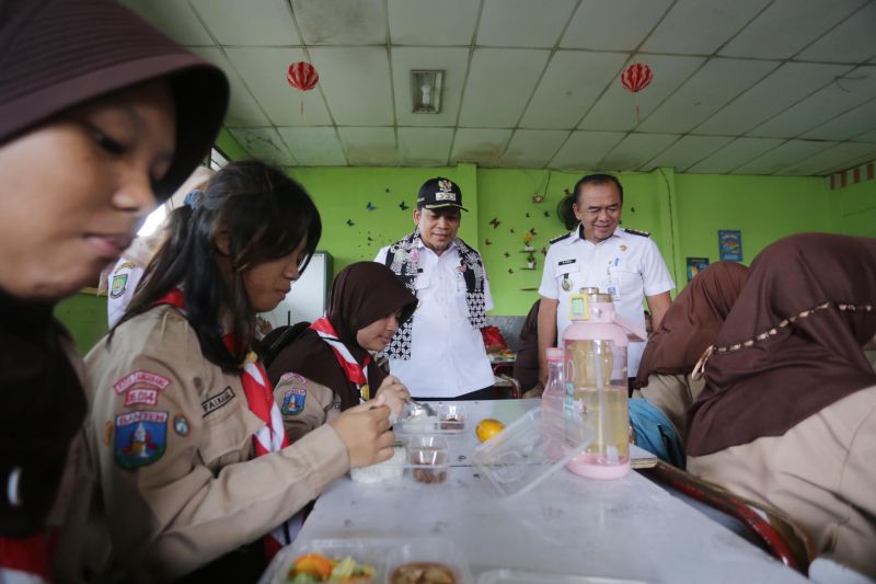 Penjabat Wali Kota Nurdin saat meninjau pelaksanaan makan bergizi gratis di SD Sudimara 7, Ciledug, Rabu (4/9/2024). ANTARA/HO-Pemkot Tangerang