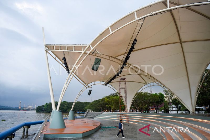 Pemerintah Kota Samarinda segera meresmikan Teras Samarinda sebagai ikon tepian Sungai Mahakam segmen satu untuk ruang terbuka hijau modern yang dilengkapi dengan taman bermain anak, area olahraga, gerai kuliner serta gelanggang terbuka yang digunakan untuk pertunjukan hiburan dan pertunjukan seni. (ANTARA FOTO/M Risyal Hidayat)