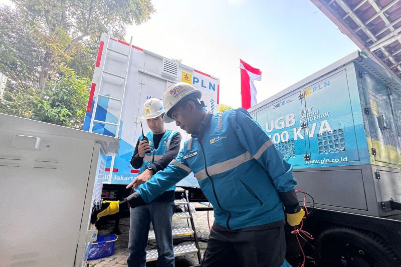 Petugas PLN tengah bersiaga menjaga pasokan listrik Kedutaan Besar Vatikan, tempat peristirahatan Paus Fransiskus selama berkunjung ke Jakarta. ANTARA/HO-PLN UID Jakarta Raya