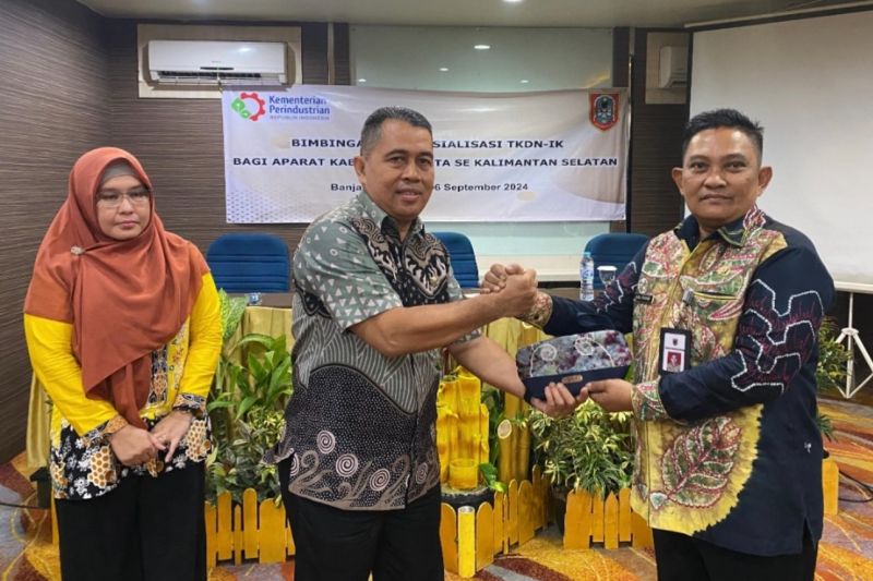 Kepala Dinas Perindustrian Provinsi Kalimantan Selatan Abdul Rahim (tengah) memberikan tanda mata kepada salah satu aparatur daerah di Banjarmasin, Rabu (4/9/2024). ANTARA/HO-Disperin Kalsel