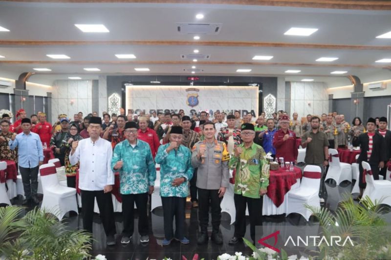 Kapolresta Samarinda Kombes Pol Ary Fadli bersama perwakilan tokoh agama, tokoh adat, tokoh masyarakat, serta elemen mahasiswa yang turut hadir dan memberikan dukungan penuh terhadap Deklarasi Pemilu Damai, digelar di Samarinda, Rabu (4/9/2024). (ANTARA/HO-Polresta Samarinda)