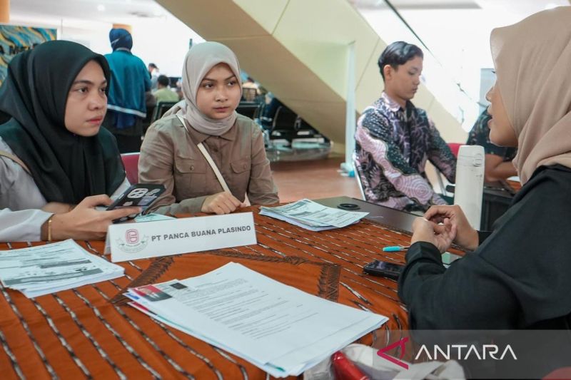 Sejumlah pencari kerja (kiri) mendapat informasi dari penyedia pekerjaan dalam job fair mini di MPP Medan, Rabu (4/9/2024). (ANTARA/HO-Diskominfo Kota Medan)