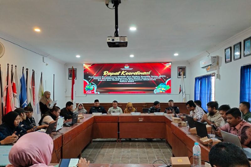 Komisioner KPU Kabupaten Situbondo, Jawa Timur, rapat koordinasi penyusunan DPSHP Pilkada Serentak 2024. Rabu (4/9/2024) ANTARA/HO-Humas KPU Situbondo