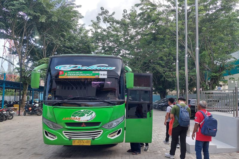 Sejumlah peserta menaiki bus yang disediakan Panitia Besar Pekan Olahraga Nasional (PON) XXI/2024 Aceh-Sumatera Utara di Kolam Renang Selayang, Medan, Rabu (4/9/2024). (ANTARA/Muhammad Ramdan)