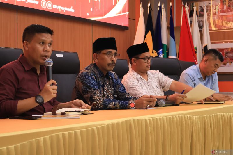 Jajaran Komisioner KPU Provinsi Sumbar memberikan penjelasan mengenai syarat calon Gubernur dan Wakil Gubernur Sumbar yang belum memenuhi syarat di Padang, Rabu (4/9/2024). ANTARA/Muhammad Zulfikar.