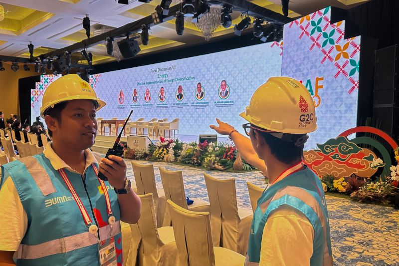 Personel PLN melakukan pemeriksaan di setiap venue pelaksanaan Konferensi Tingkat Tinggi (KTT) Indonesia Africa Forum (IAF) Ke-2 dan High Level Forum on Multi Stakeholders Partnership (HLF MSP) di Nusa Dua, Kabupaten Badung, Bali. ANTARA/HO-Humas PLN UID Bali
