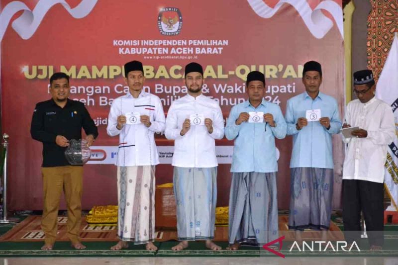 Pasangan calon bupati dan wakil bupati pada Pilkada Aceh Barat 2024, masing-masing Tarmizi-Said Fadheil dan Haji Kamaruddin dan Adi Ariyadi memperlihatkan nomor urut saat mengikuti uji baca Al Quran di Masjid Agung Baitul Makmur, Meulaboh, ibu kota kabupaten setempat, Rabu (4/9/2024). (ANTARA/HO-Dok KIP Aceh Barat)