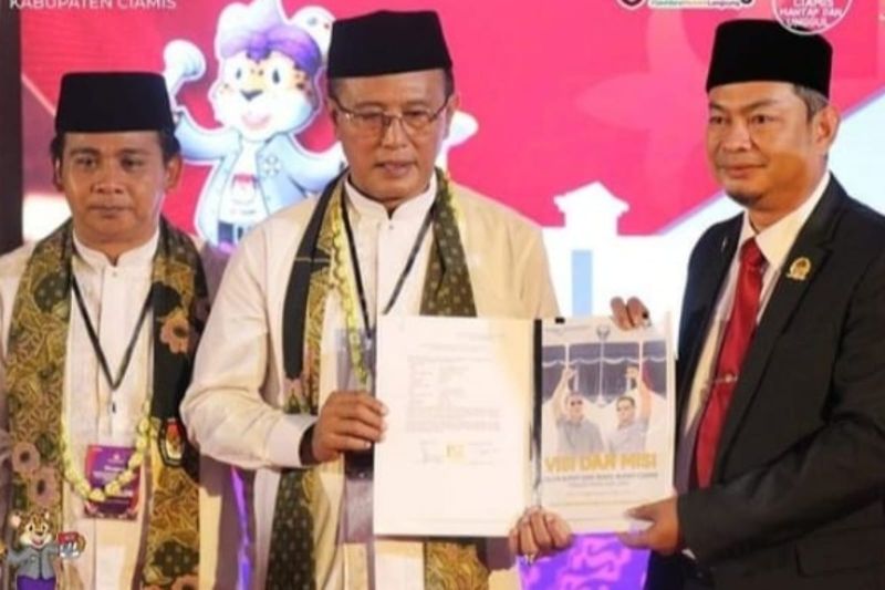 Ketua KPU Kabupaten Ciamis Oong Ramdani (kanan) menerima berkas persyaratan administrasi pendaftaran dari pasangan calon peserta Pilkada Ciamis Herdiat Sunarya-Yana D Putra. (ANTARA/HO-KPU Ciamis)