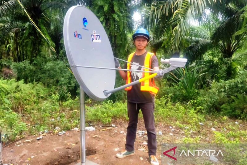 Petugas melakukan pemasangan jaringan internet bantuan Kemenkominfo di sebuah lokasi tanpa sinyal (blankspot) di Kabupaten Nagan Raya, Provinsi Aceh, Rabu (4/9/2024). (ANTARA/HO-Dok Pemkab Nagan Raya)