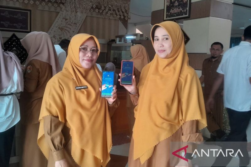 Dua ASN Dinas Kependudukan dan Pencatatan Sipil (Disdukcapil) Kota Solok saat memperlihatkan aplikasi Identitas Kependudukan Digital (IKD). ANTARA/HO-Diskominfo Kota Solok.