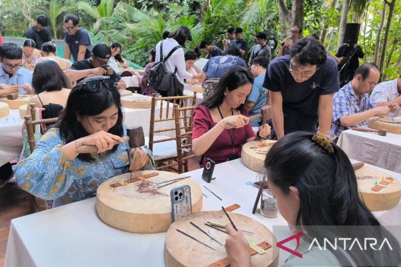 Para peserta mengikuti lokakarya kreatif memahat bahan kulit dalam perayaan 250 tahun Birkenstock di Ubud, Kabupaten Gianyar. ANTARA/Ni Luh Rhismawati.