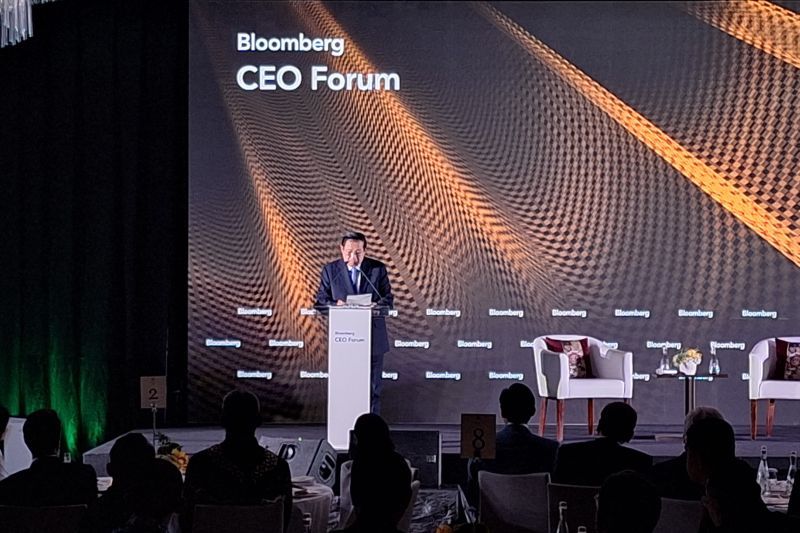 Mantan Presiden RI ke-6 Susilo Bambang Yudhoyono (SBY) saat menyampaikan pidato dalam acara Bloomberg CEO Forum Gala Dinner di Jakarta, Rabu (4/9/2024) (ANTARA/Bayu Saputra)