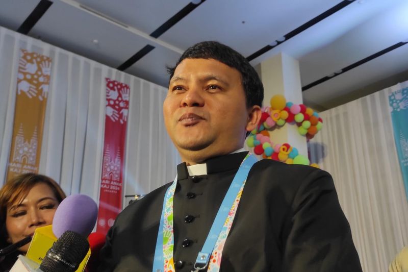 Wakil Sekretaris Jenderal Keuskupan Agung Jakarta Romo Thomas Ulun Ismoyo menyampaikan pernyataan kepada awak media di Gereja Katedral, Rabu malam (4/9/2024). (ANTARA/Asri Mayang Sari)
