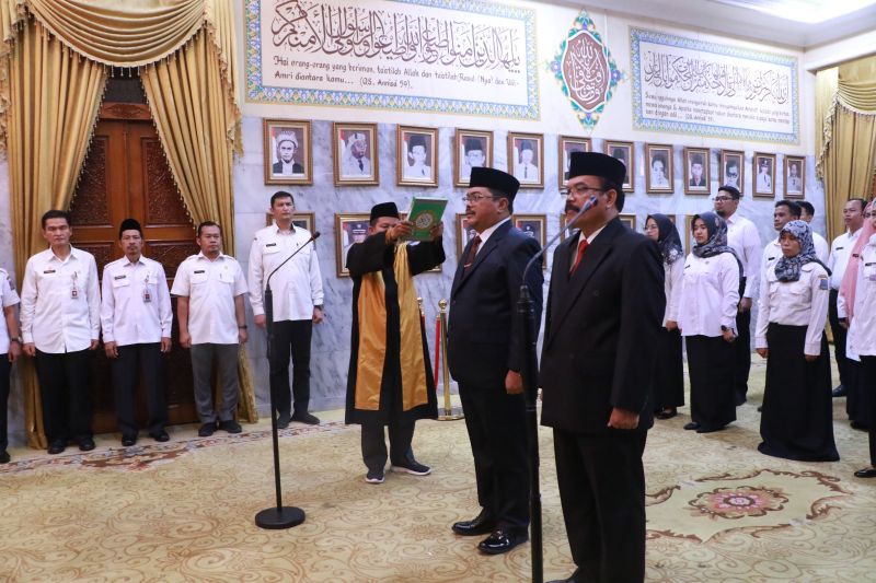 Bupati Serang Ratu Tatu Chasanah melantik Rudy Suhartanto (kiri) sebagai Penjabat Sekretaris Daerah (Pj Sekda) Kabupaten Serang di Pendopo Bupati, Rabu (4/9/2024). (ANTARA/HO-Pemkab Serang)