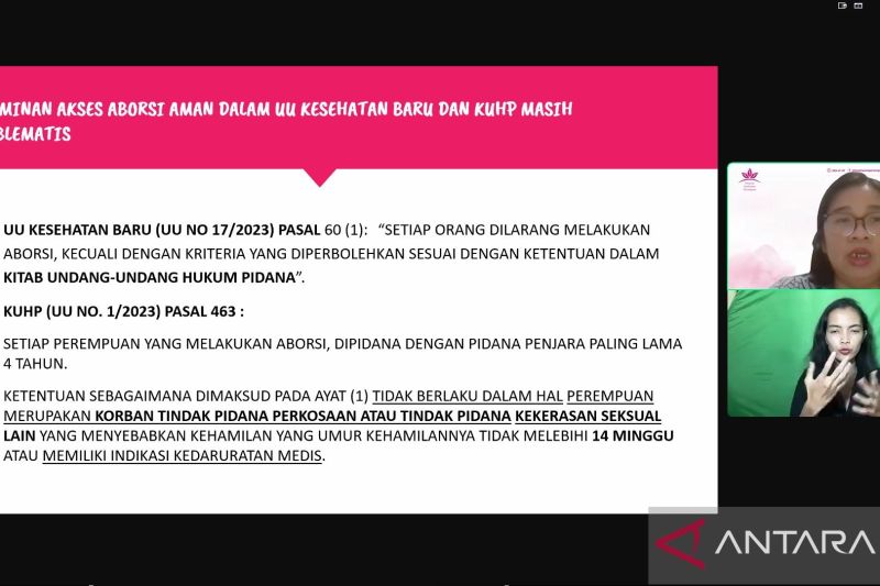 Paparan yang disampaikan oleh Direktur Yayasan Kesehatan Perempuan, Nanda Dwinta (kanan atas) dalam zoom meeting bertajuk "PP 28/2024 Apa Benar Mempromosikan Seks Bebas?", di Jakarta, Rabu (4/9) malam. (ANTARA/Anita Permata Dewi)