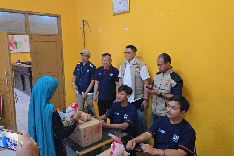 Ditreskrimsus Polda Banten melakukan pengawasan langsung penyaluran bantuan cadangan pangan pemerintah (CPP) untuk bantuan daging ayam dan telur di dua Kecamatan Provinsi Banten, Rabu (4/9/2024). (ANTARA/HO-Polda Banten)