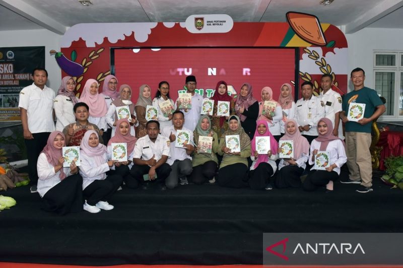 Bupati Boyolali M. Said Hidayat (tengah) meluncurkan buku Boyolali Kaya Komoditas dan Boyolali Kaya Rasa Jilid 2 di halaman Kantor Dispertan Boyolali, Rabu (4/09/2024). ANTARA/HO- Humas Pemkab Boyolali.