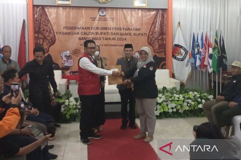 Ketua DPD PSI Kabupaten Banyumas Sony Barata selaku perwakilan partai koalisi menyerahkan berkas pendaftaran bakal pasangan calon bupati dan wakil bupati, Ma'ruf Cahyono-Yulianti Supriyatingsih, kepada Ketua KPU Kabupaten Banyumas Rofingatun Khasanah di Kantor KPU Kabupaten Banyumas, Purwokerto, Banyumas, Jawa Tengah, Kamis (4/9/2024). ANTARA/Sumarwoto