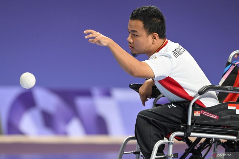 Atlet boccia Indonesia Muhammad Afrizal Syafa melempar bola dalam perebutan medali perunggu nomor individual BC1 putra Paralimpiade Paris 2024 melawan David Smith dari Britania Raya di Paris South Arena, Paris, Prancis, Minggu (1/9/2024). . ANTARAFOTO/Agung Wahyudi/app/Spt. (ANTARA FOTO/AGUNG WAHYUDI)