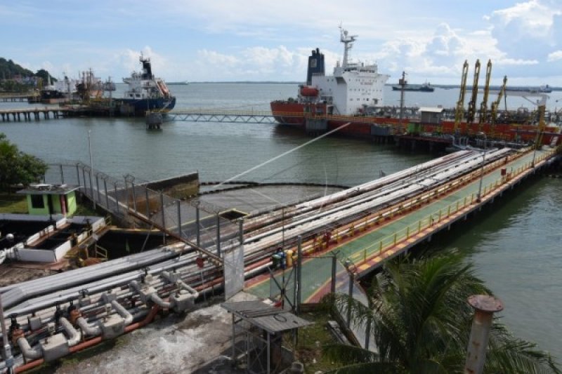Produksi Pertamina Dex High Quality Aktivitas pemuatan BBM ke kapal tangker di Jetty 5, Refinery Unit V, Balikpapan, Kalimantan Timur, Selasa (8/8). Refinery Unit V Balikpapan berhasil memproduksi BBM berstandar Euro IV, Pertamina Dex High Quality dengan kandungan sulfur rendah dan ramah lingkungan. ANTARA FOTO/Indrianto Eko Suwarso/aww/17.