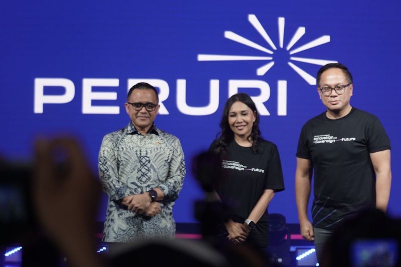 Menpan RB Abdullah Azwar Anas (kiri), Dirut Peruri Dwina Septiani Wijaya (tengah), dan Wakil Menteri BUMN Kartika Wirjoatmodjo saat peluncuran logo baru Peruri di Kota Peruri, Jakarta, Rabu (22/5/2024). ANTARA/HO-Peruri