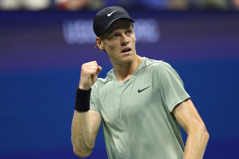 Petenis Italia Jannik Sinner bereaksi saat melawan petenis Rusia Daniil Medvedev dalam babak perempat final US Open di USTA Billie Jean King National Tennis Center, New York, AS, Rabu (4/9/2024). (ANTARA/AFP/Getty Images/Luke Hales)