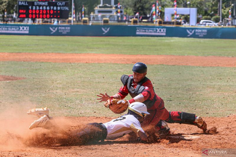 Catcher DKI Jakarta Faldy Zulfikar berhasil menghalau pemain Jawa Barat saat hendak menyentuk papan home pada pertandingan babak penyisihan melawan PON XXI Aceh-Sumut di Komplek Universitas Syiah Kuala, Banda Aceh, Aceh, Kamis (5/9/2024). (ANTARA/Khalis Surry)