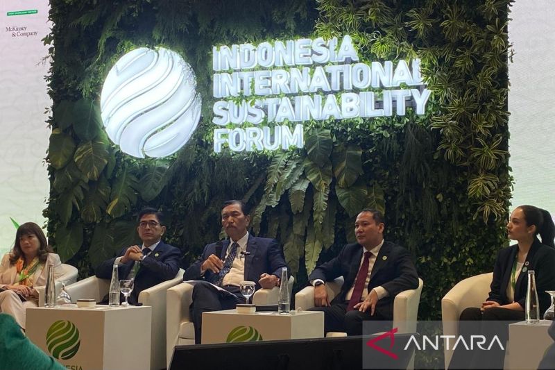 Menko Marves Luhut Binsar Pandjaitan (tengah) dalam konferensi pers usai pembukaan International Sustainability Forum (ISF) 2024 di Jakarta, Kamis (5/9/2024) (ANTARA/Prisca Triferna)