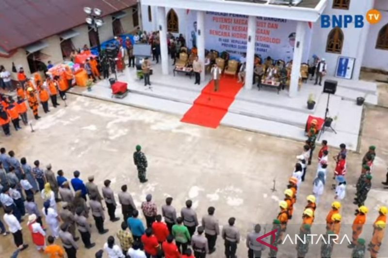 Kepala Badan Nasional Penanggulangan Bencana (BNPB) Suharyanto memimpin apel nasional siaga bencana gempa bumi zona megathrust dan hidrometeorologi di Desa Tuapejat, Kepulauan Mentawai, Sumatera Barat, Kamis (5/9/2024). ANTARA/M Riezko Bima Elko Prasetyo