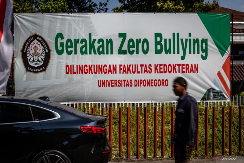 Ilustrasi: Seorang petugas keamanan berjalan di samping spanduk kampanye Gerakan Zero Bullying yang terpasang di lingkungan Fakultas Kedokteran Universitas Diponegoro (UNDIP), kawasan kompleks RSUP Dr Kariadi, Kota Semarang, Jawa Tengah, Kamis (15/8/2024). ANTARA FOTO/AJI STYAWAN