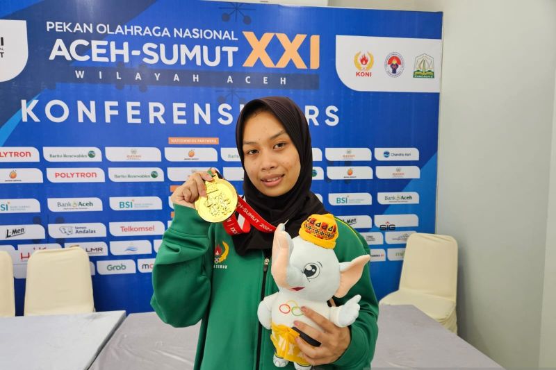 Lifter Jawa Timur Luluk Diana Tri Wijayana berpose setelah pertandingan cabang angkat besi kelas 49 kilogramp putri PON Aceh-Sumatera Utara 2024 di GOR Seramoe, Banda Aceh, Kamis (5/9/2024). (ANTARA/RAUF ADIPATI)