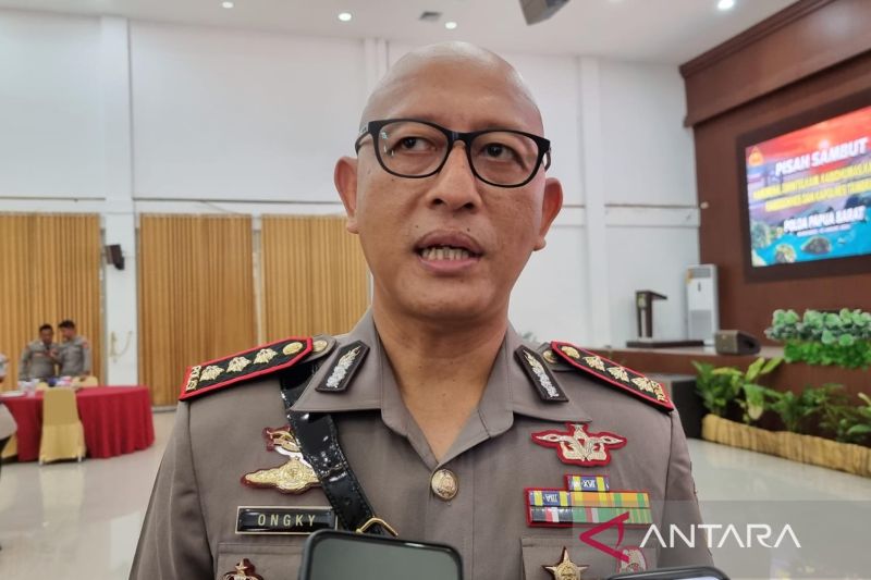 Kepala Bidang Humas Polda Papua Barat Kombes Pol Ongky Isgunawan saat ditemui awak media di Manokwari. (ANTARA/Fransiskus Salu Weking)