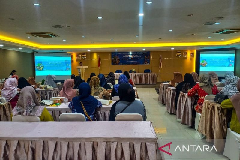 Pengawas Farmasi dan Makanan Ahli Madya BPOM Batam Therecy Elly Yana saat membuka kegiatan di Natuna, pada Kamis (5/9/2024). (ANTARA/Muhamad Nurman)