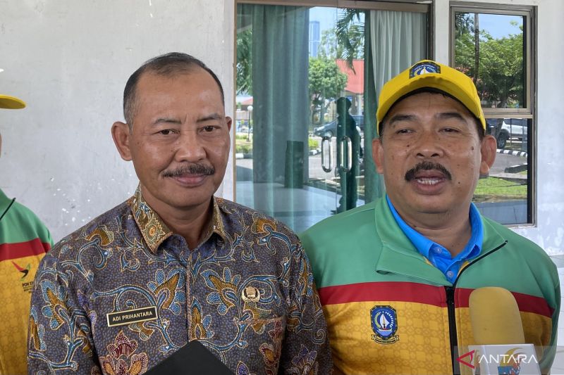 Sekretaris Daerah Provinsi Kepulauan Riau Adi Prihantara dan Ketua Umum KONI Kepri Usep RS di Asrama Haji Batam Centre, Kamis. (ANTARA/Amandine Nadja)