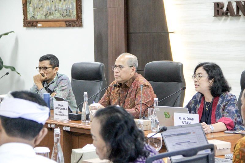 Kepala Kantor Perwakilan Bank Indonesia Provinsi Bali Erwin Soeriadimadja bersama jajaran dalam Rapat Koordinasi Strategi Pengendalian Inflasi jelang Galungan di Denpasar. ANTARA/HO-BI Bali.