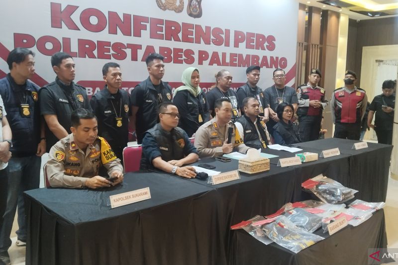 Kepolisian Resor Kota Besar Palembang, Sumatera Selatan menggunakan metode modern Scientific Crime Investigation (SCI) untuk mengungkap kasus pembunuhan siswi SMP di tempat pemakaman umum Tionghoa, Palembang yang terjadi pada Minggu (31/8/) sekitar pukul 16:00 WIB. (ANTARA/ M Imam Pramana)