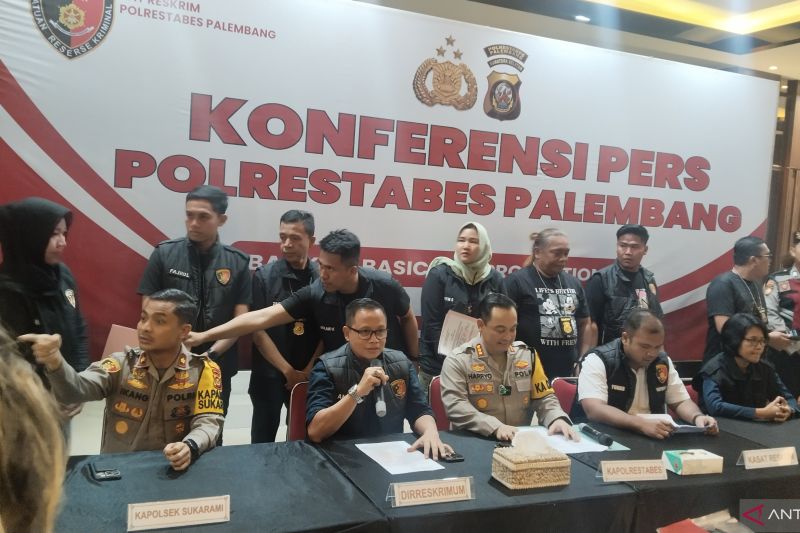 Aparat Polrestabes Palembang menyebutkan bahwa pelaku utama pembunuhan siswi di pemakaman umum Tionghoa Palembang, Minggu (31/8) sempat ikut Yasinan malam pertama di kediaman korban. (ANTARA/ M Imam Pramana)