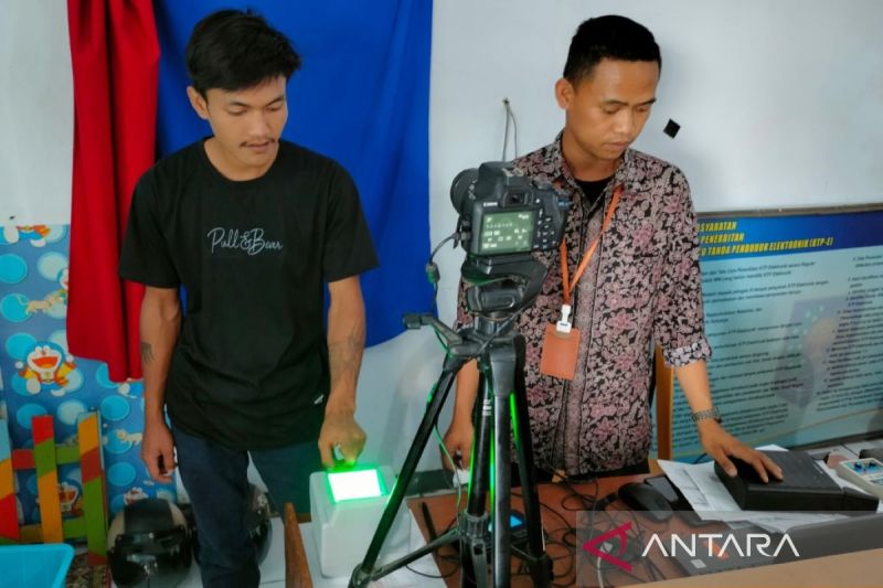 Perekaman KTP elektronik yang dilaksanakan di Kantor Dinas Dukcapil Rejang Lebong. (ANTARA/dok/Nur Muhamad)