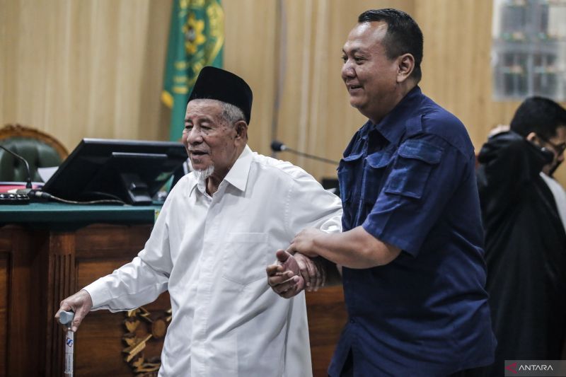 Terdakwa kasus dugaan suap dan gratifikasi Abdul Gani Kasuba (kiri) dibantu petugas meninggalkan ruang sidang usai menjalani sidang lanjutan di Pengadilan Tindak Pidana Korupsi Negeri Ternate, Maluku Utara, Rabu (8/7/2024). ANTARA FOTO/Andri Saputra/tom.