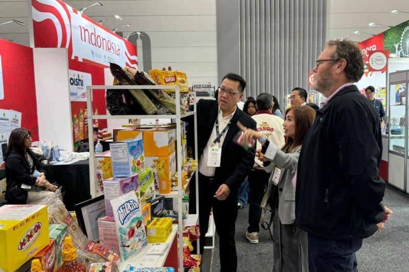 Indonesian exhibitor shows products at Fine Food Australia 2024 in Melbourne on September 2, 2024. (HO-ITPC)