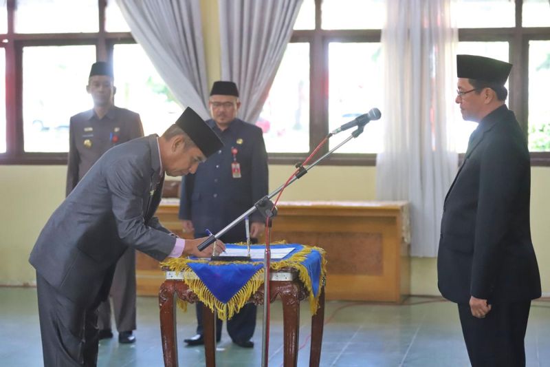 Pj. Bupati Lampung Barat Nukman saat melantik Pj. Sekda Ismet Inoni di Aula Kagungan Setdakab. (ANTARA/HO-Kominfo Lampung Barat)