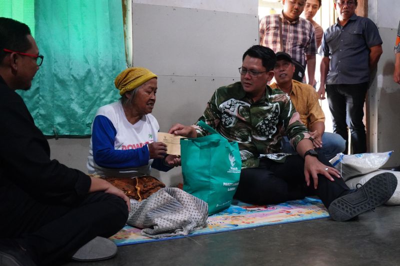 Wakil Bupati Sleman Danang Maharsa saat menyerahkan bantuan kepada lansia nonproduktif di Kapanewon Tempel, Kamis (5/9/2024). ANTARA/HO