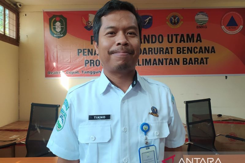 Koordinator Bidang Data dan Informasi Stasiun Meteorologi Kelas I Supadio, Sutikno (ANTARA/Rendra Oxtora)