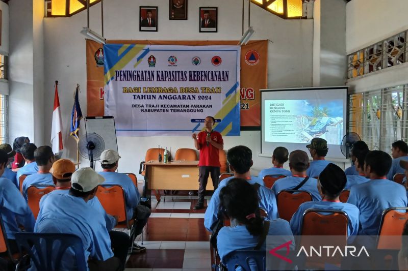 Para ketua RT/RW di Desa Traji, Kecamatan Parakan mengikuti pelatihan mitigasi bencana di BPBD Kabupaten Temanggung, Kamis. ANTARA/Heru Suyitno