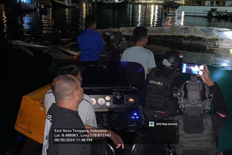 Aparat kepolisian saat mendatangi speedboat bernama Ocean Queen saat meledak di perairan Pulau Bajo, Kabupaten Manggarai Barat, NTT. (ANTARA/HO-Humas Polres Manggarai Barat)