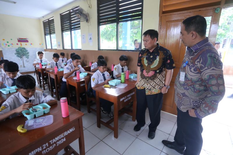 Kepala Dinas Pendidikan Kota Tangerang Jamalludin saat meninjau pelaksanaan program Makan Bergizi Gratis (MBG) di SMPN 21 Kecamatan Benda, Kamis (5/9/2024(. ANTARA/HO-Pemkot Tangerang
