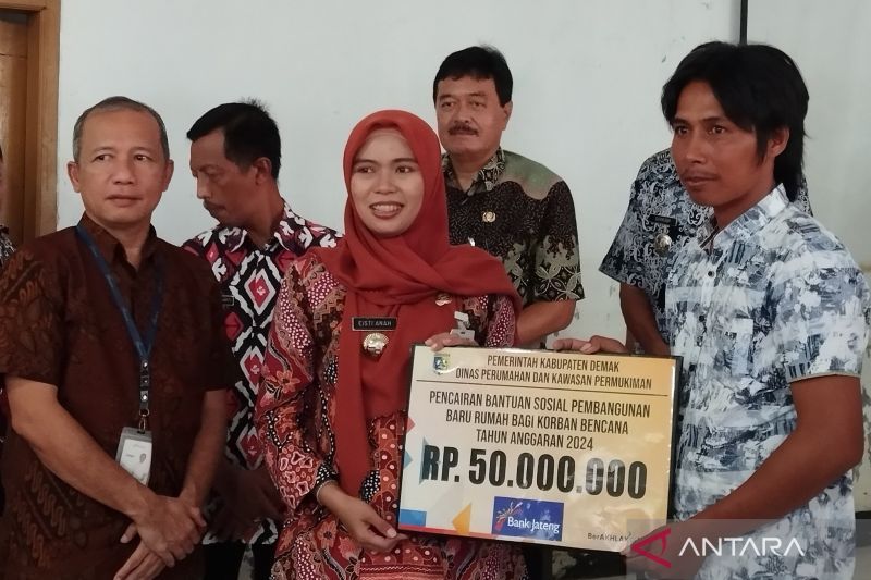 Bupati Demak Eisti'anah menyerahkan bantuan sosial pembangunan baru rumah korban bencana tahap I di aula Balai Desa Wonorejo, Kecamatan Karanganyar, Kabupaten Demak, Kamis (5/9/2024). (ANTARA/Akhmad Nazaruddin Lathif)