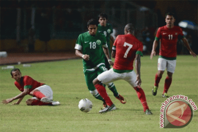 Arsip - Pesepak bola nasioanl Indonesia, Boas Salossa (kanan) mencoba menghalau pergerakan pesepakbola Arab Saudi, Salem Mohammed S Al Dawsari (tengah) pada pertandingan Kualifikasi Pra Piala Asia 2015 di Stadion Gelora Bung Karno, Jakarta, Sabtu (23/3). Indonesia dikalahkan Arab Saudi dengan skor 1-2. (ANTARA/Wahyu Putro A)