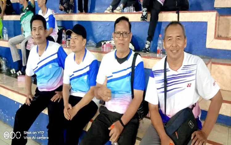 Ketua panitia kegiatan Sudarmawan bersama panitia lainnya saat pembukaan kejuaraan bulu tangkis Pj Bupati Barito Utara Cup 2024?di GOR Panglima Batur.(foto: Dhani)